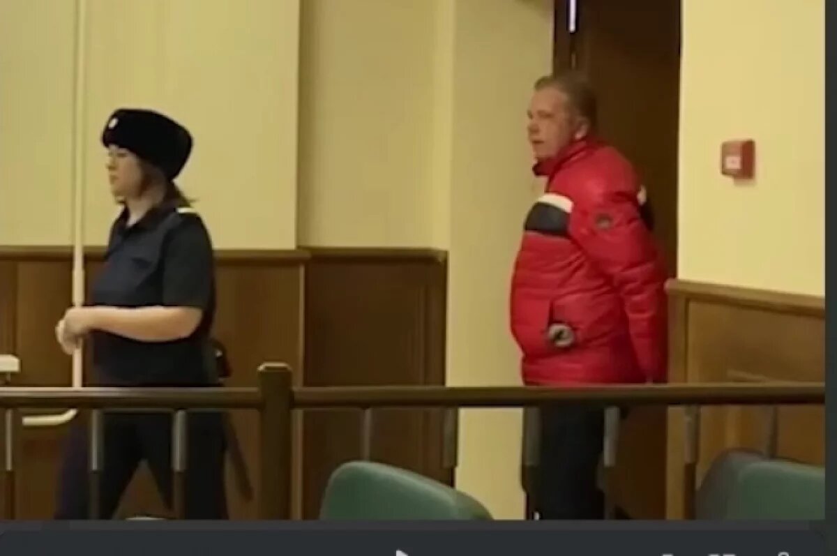    Растлил в туалете.