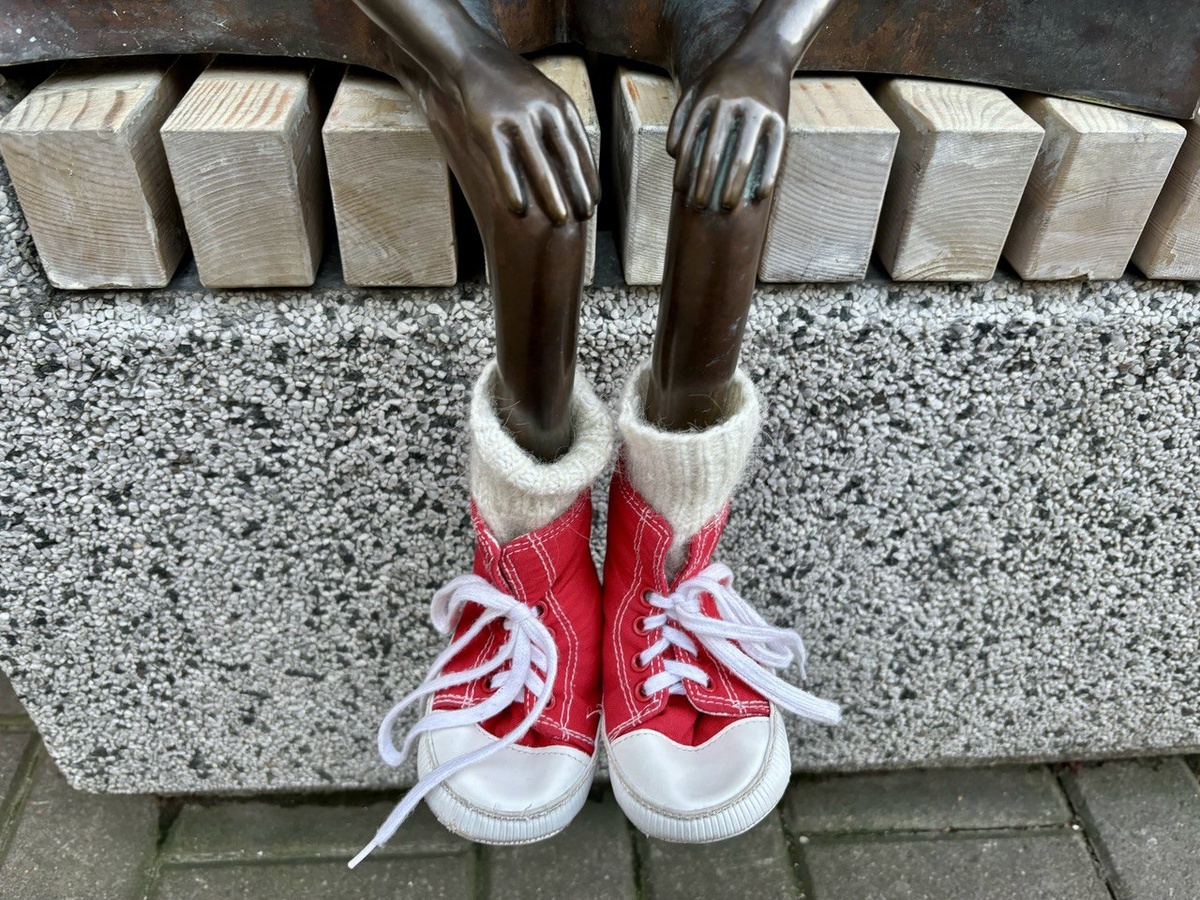 Потерянная книга имеет свой гардероб. Одевать потеряшку в тепленькие вещички уже вошло в традицию у горожан. Фото автора