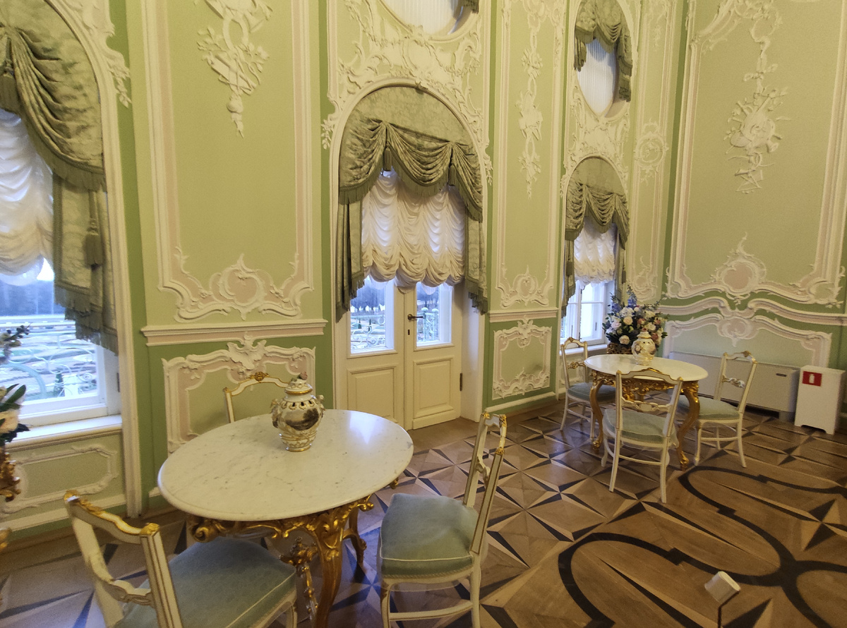 Интерьер Большого Меньшиковского дворца.