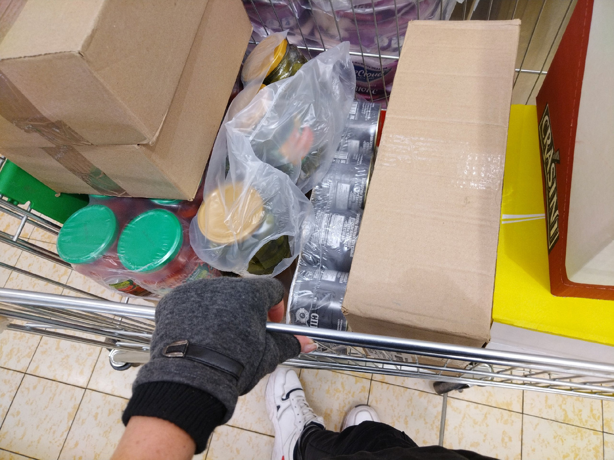 Раскладываю продукты на полки в магазине