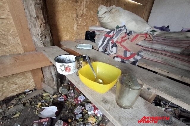    Столом и кроватями служили доски. Фото: АиФ-Ростов/ Ольга Юрченко.