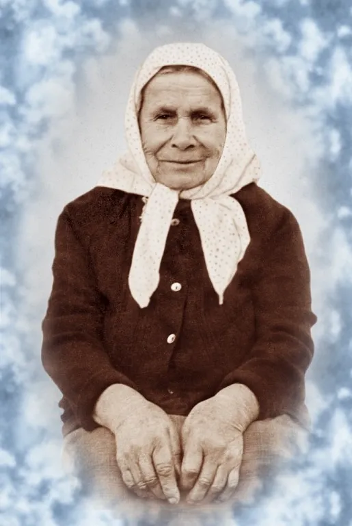 Моя бабушка и еёё натруженные руки   фото  из архива автора