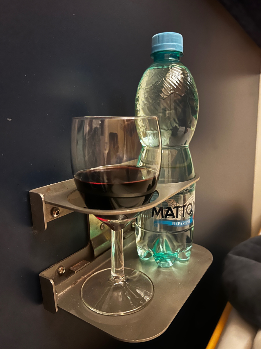 Удобная подставка прямо у спального места