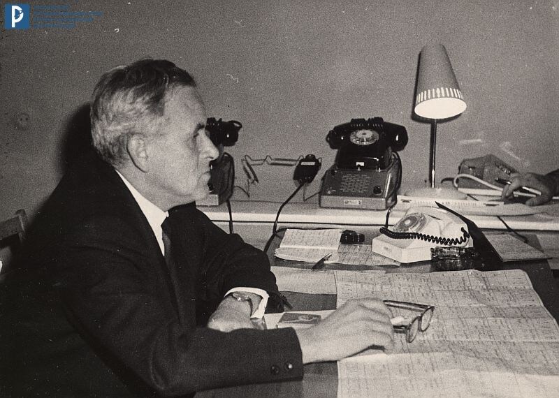 Г.Н. Бабакин за столом в рабочем кабинете. [Втор. пол. 1960-х гг.] РГАНТД. Ф. 65. Оп. 2-10. Д. 6. Л. 1