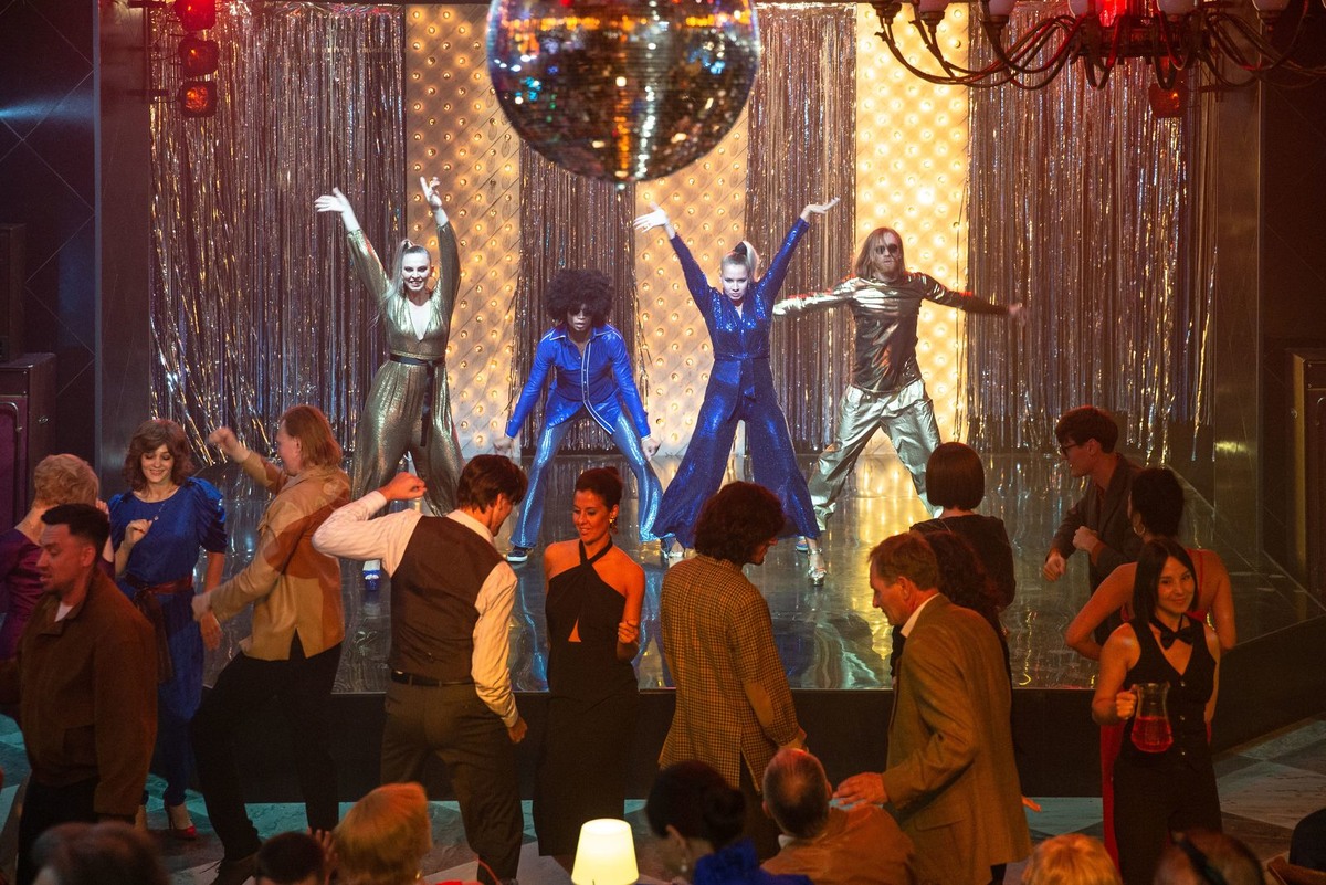 Согласитесь, танцующая в зале публика - вполне модно одета, а на эстраде - какая-то зарисовка из 70-х, судя по нарядам.