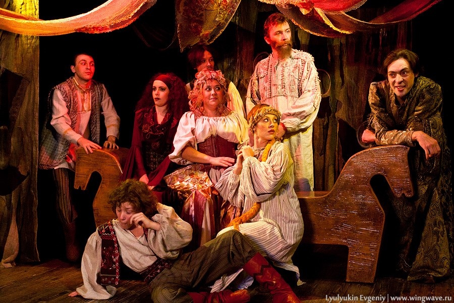 Спектакль «Подщипа», герои пьесы в исполнении артистов детского театра «А-Я».