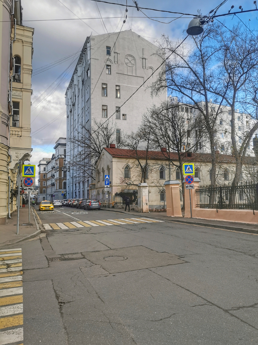 Милютинсккий переулок у Сретенского переулка.