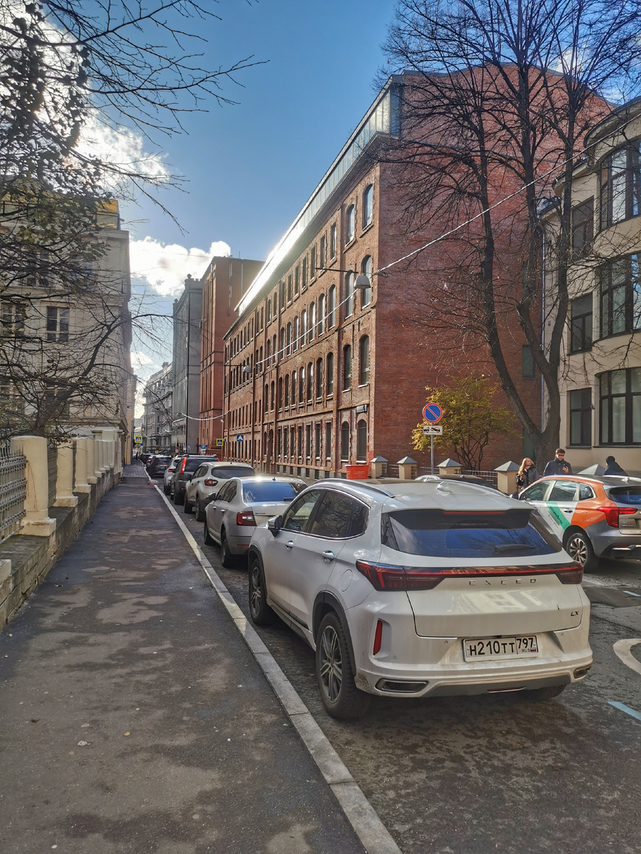 Милютинский переулок около усадьбы Милютиных (она слева, виднеется только забор).