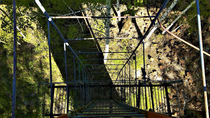 Вид площадки вокруг колонны и лестницы на нее. почти как китайские стеклянные мосты. Тем более, что пол площадок сварен из проржавевшей арматуры.