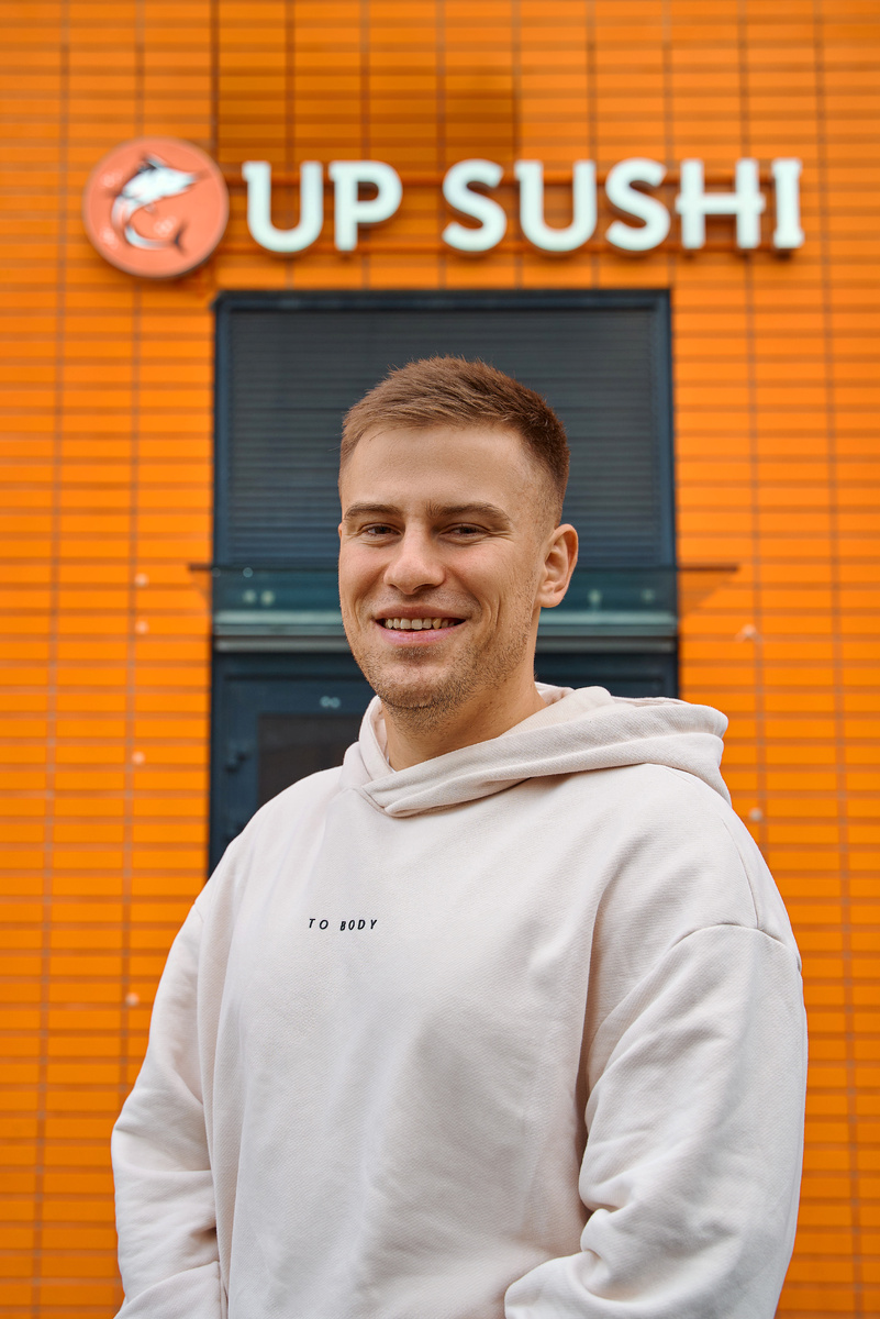 Евгений Баканов - сооснователь доставки роллов и пиццы UPSUSHI