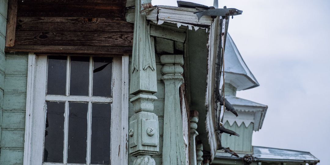 Сельская учительница купила разрущающийся терем маленьком селе. Как сейчас выглядит это место