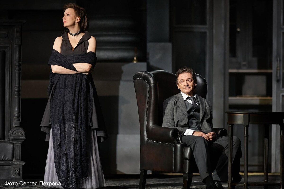    Дочь Ланина Елена (Анна Тараторкина) и безответно влюблённый в неё ПётрТураев (Евгений Редько).Пресс-служба РАМТ