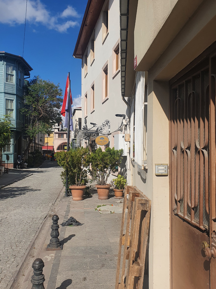 Гостиница Зейнепсултан справа по улице Зейнепсултан Дмамии