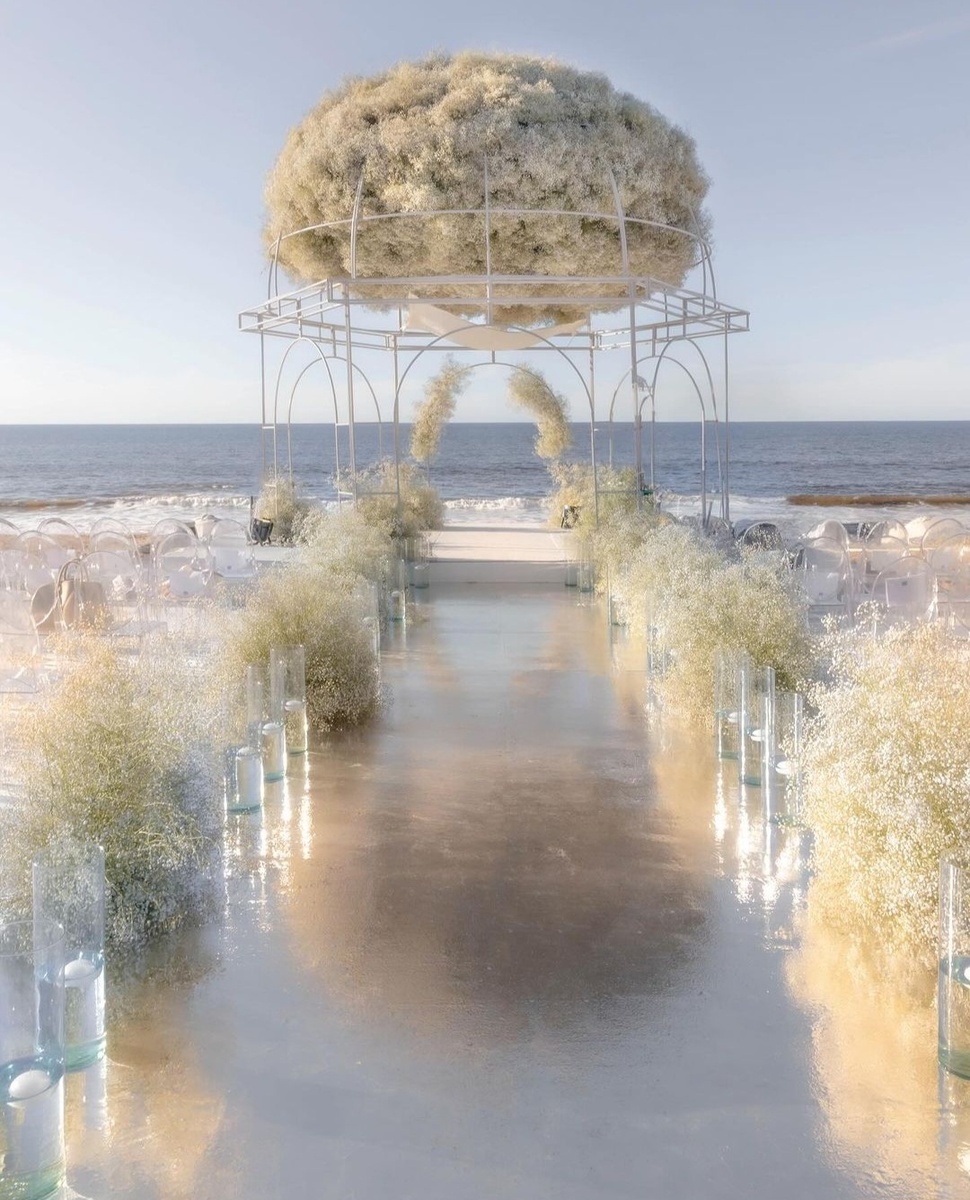 Обратите внимание на воду в вазах. Пока без цветов