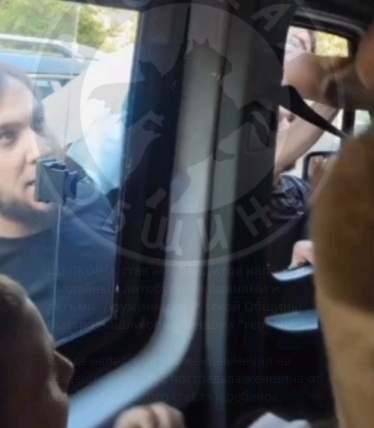 Момент нападения на автобус.. Скрин записи "Русской Общины".