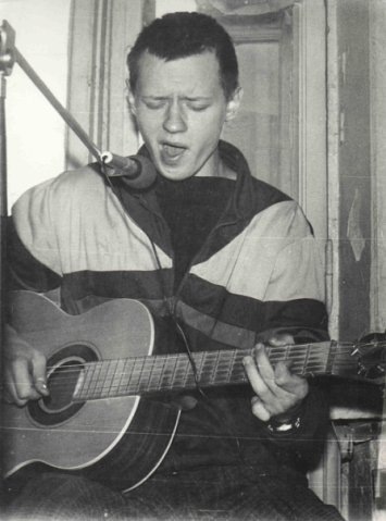 Вадим Зуев, 1992 или 1993 год.  Фото из архива ВК группы МЁРТВЫЙ ТЫ