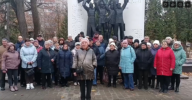    Жители разрушенного села Кремяного говорят, что не знают, как быть дальше
