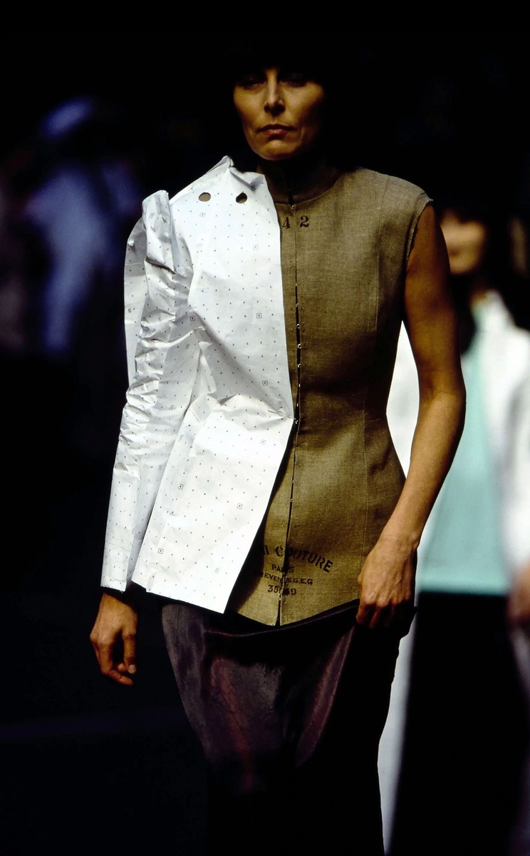 Показ Maison Margiela Fall 1997 Ready-to-Wear.
