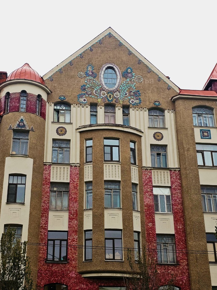 Сказочный каменный терем. Фото: Парадная гостья