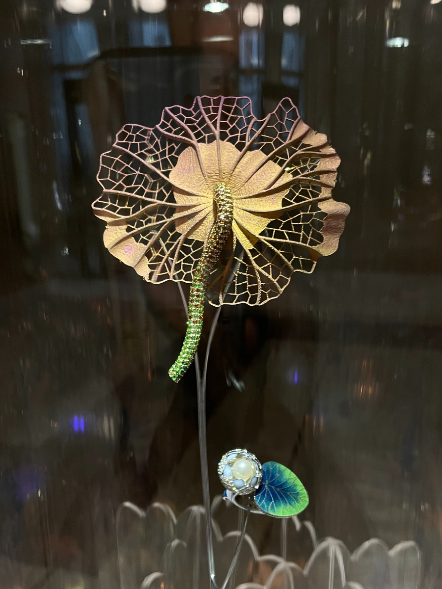 Сверху - брошь "Лист лотоса", Внизу - кольцо "Лотос"