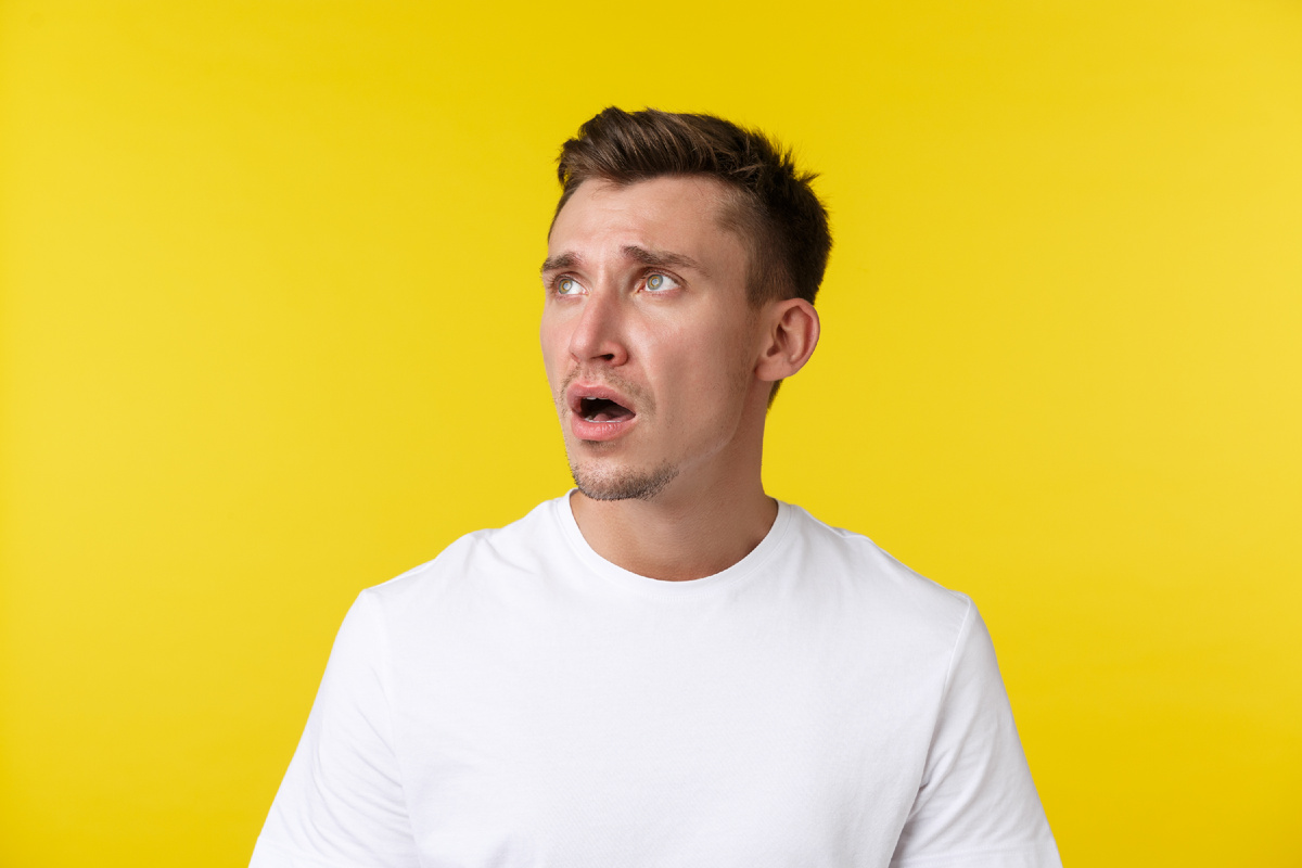 <a href="https://ru.freepik.com/free-photo/lifestyle-summer-people-emotions-concept-close-up-portrait-disappointed-sad-tired-young-man-white-t-shirt-looking-upper-left-corner-gasping-frowning-upset-bad-news_17127645.htm#fromView=search&page=1&position=40&uuid=dac721f6-deb0-4ea7-85e6-24a0444fd0bf">Изображение от benzoix на Freepik</a>