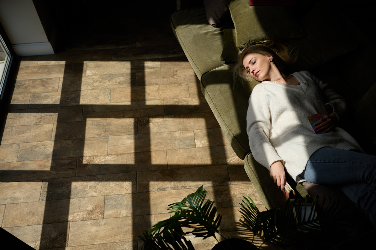 Столько есть разных интересных дел - платья перебрать, посты повыкладывать, с кем-то что-то повыяснять, придумать что-то новое, пострадать, повеселиться, посмотреться в зеркало, поспать, в конце концов, когда уборкой заниматься?