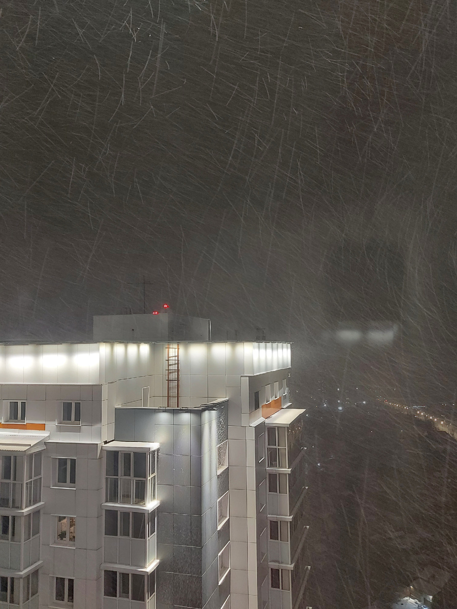 Фото автора/снег кружит в окне