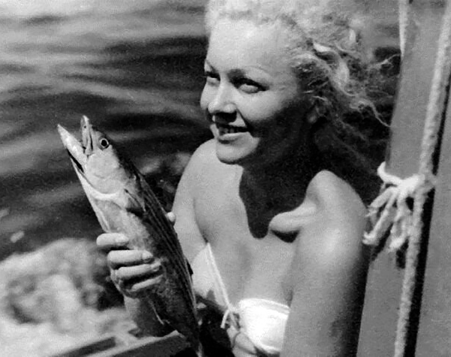 Юная Людмила Целиковская с пойманной рыбой