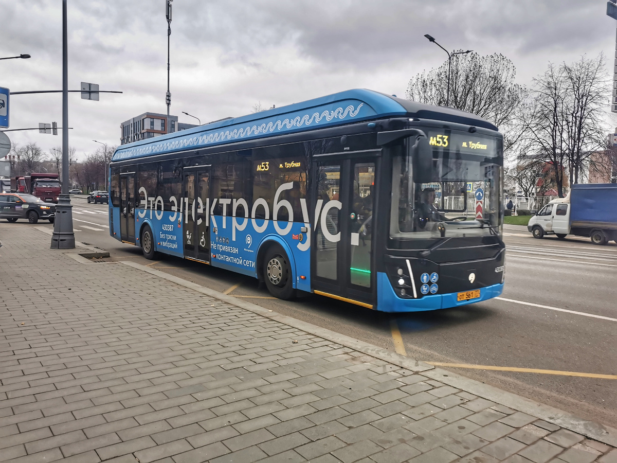 Электробус 430387 ЛиАЗ-6274 на маршруте № м53. Шереметьевская улица.