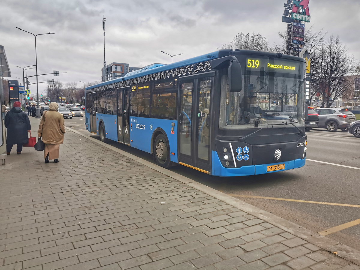 Автобус 1322029 ЛиАЗ-5292 на маршруте № 519. Шереметьевская улица, остановка "Поликлиника".