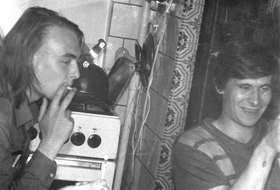 Рома и Лёша Смирнов (AVSm) на кухне у Экзича , 91-й.