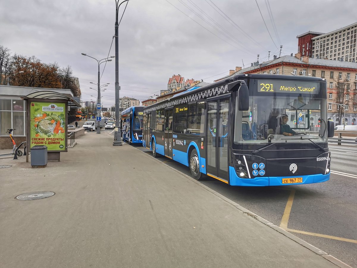 Автобус 8500942 ЛиАЗ-5292 на маршруте № 291. На маршрут вышли новые автобусы "Таксомоторного парка № 20" и вместо автобусов средней вместимости здесь стали работать автобусы большой вместимости. Улица Народного Ополчения, остановка "Кинотеатр "Юность"".