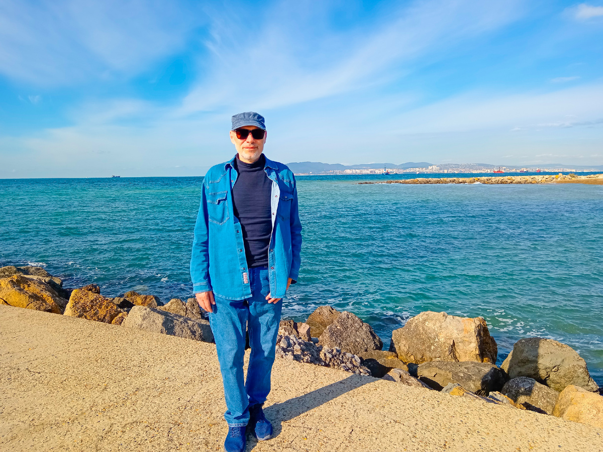 Кабардинка, Чёрное море, октябрь. Михаил Лекс — автор рассказа и канала. Листайте вправо >>