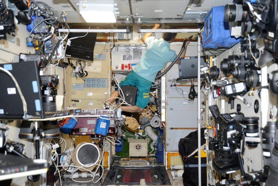 Субботняя уборка на станции. Фото: Роскосмос