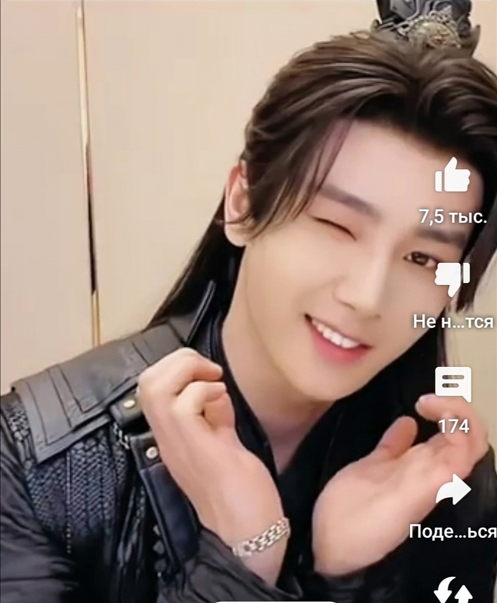 Вот на него эти недоделатели надели маску. Сценаристы 80 левела снизу! Это, кстати, злодей. Стоит того, чтобы побороться и не пустить его на темную сторону! 