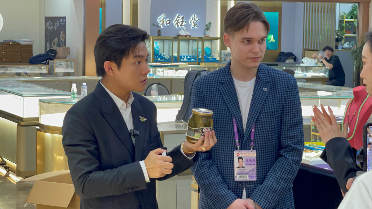 Китайский блогер попробовал русские соленья и продал в прямом эфире несколько тысяч банок.