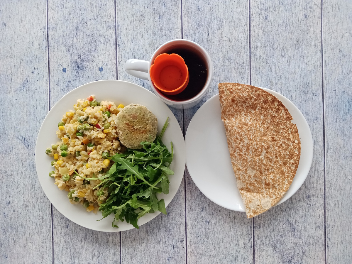 Завтрак. Гавайская смесь, яйца, котлета из индейки с брокколи, руккола, лаваш с творогом и сырами и травяной чай.  