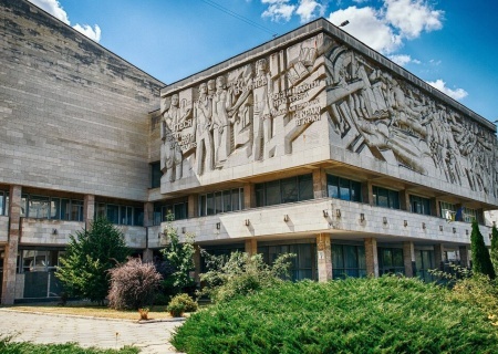    Украина подсаживает систему образования на западные гранты. У государства нет денег на обучение студентов