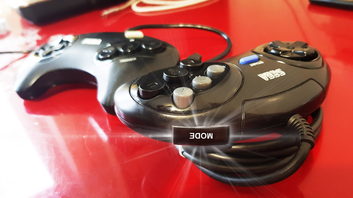 Кнопка MODE расположена на верхней части геймпада для Sega Mega Drive (Sega Genesis)