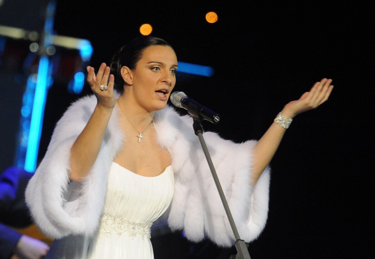 Елена Ваенга на сцене. Фото Яндекс.Картинки. 