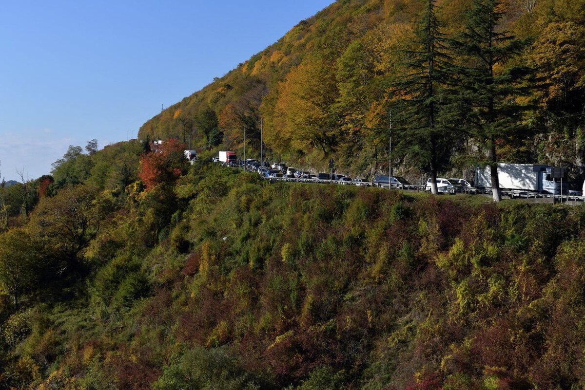    Автомобили на дороге к мосту в Эшере, заблокированному противниками ратификации соглашения между Абхазией и Россией об инвестициях @РИА "Новости"