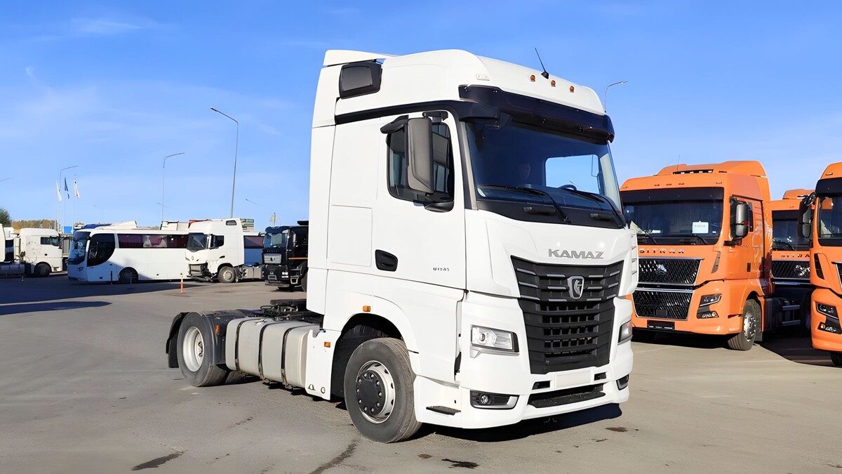 В центре КамАЗ, справа - Sitrak