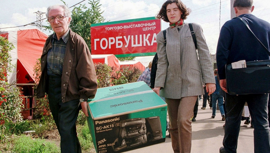 &laquo;Выбросили дефицит&raquo; - фраза, не нуждавшаяся в разъяснениях, слова, на которые любой советский человек реагировал почти рефлекторно: &laquo;Надо брать!-4