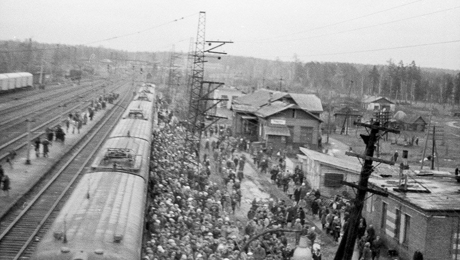 &laquo;Выбросили дефицит&raquo; - фраза, не нуждавшаяся в разъяснениях, слова, на которые любой советский человек реагировал почти рефлекторно: &laquo;Надо брать!-5