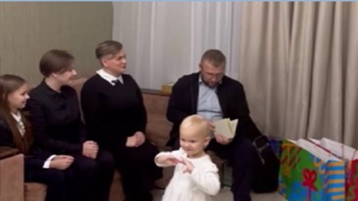    Открытку от Президента России семье из Суджи Курской области привез глава ФТС Валерий Пикалёв