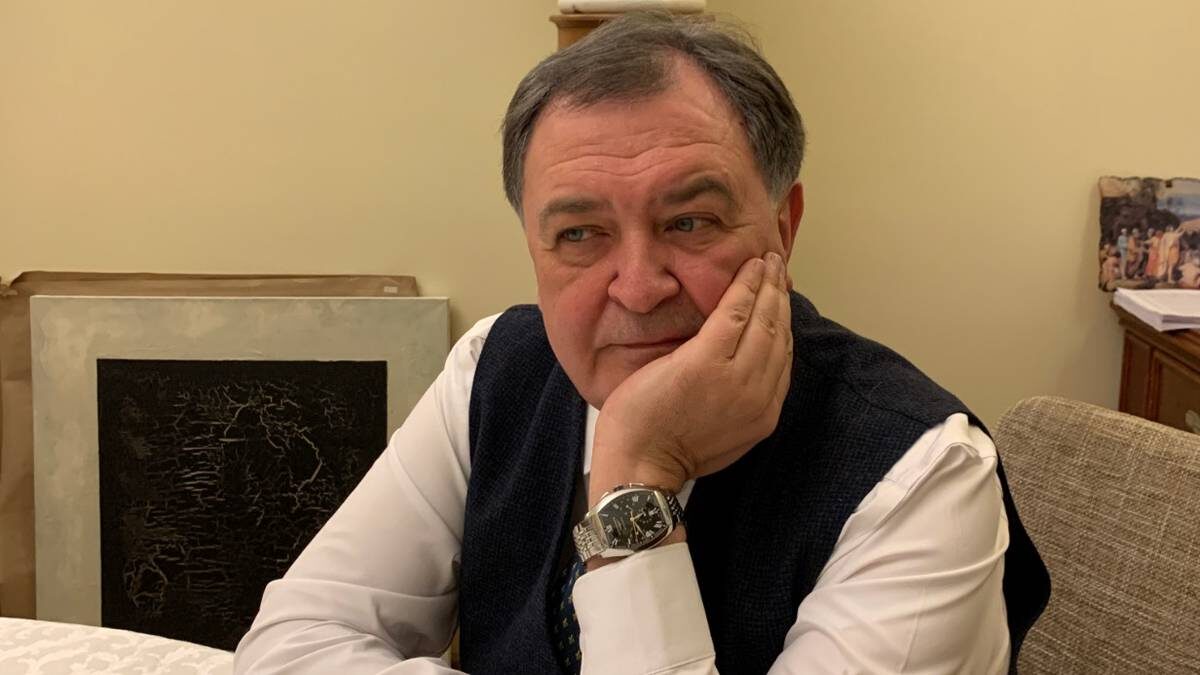    Председатель Российского детского фонда Дмитрий Лиханов перед вручением премии «Совесть» / Фото: Мария Назаренко