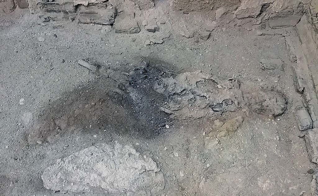 Останки человека в комнатке при святилище Коллегии августалов