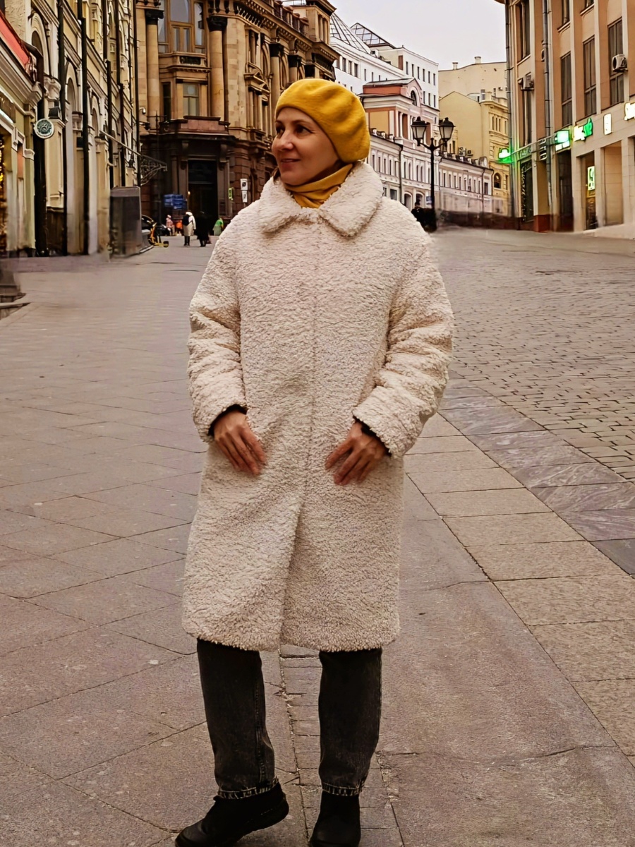 Где-то на улицах столицы. Младшая дочь приехала в гости, заставляет фотографироваться