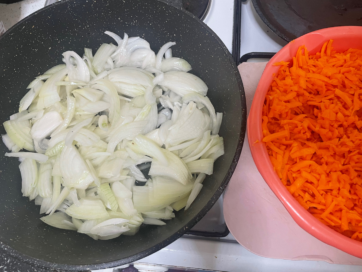 На новенькой сковородочке жарю 🤗 Ах, Сашулька, такой подарок сделал, век не забуду! 😊