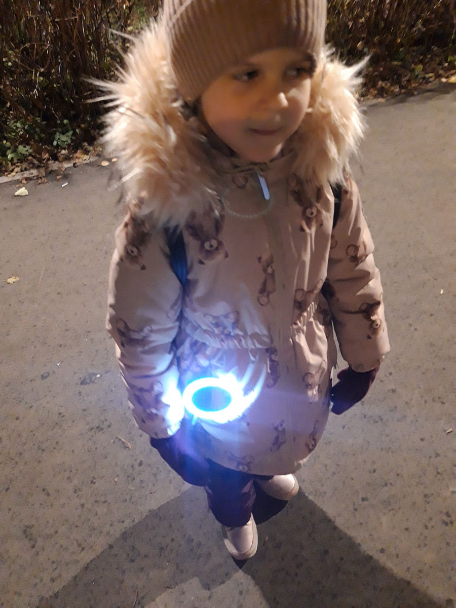 Это мой ребёнок, 6 лет. Так мы ходим в тёмное время суток 